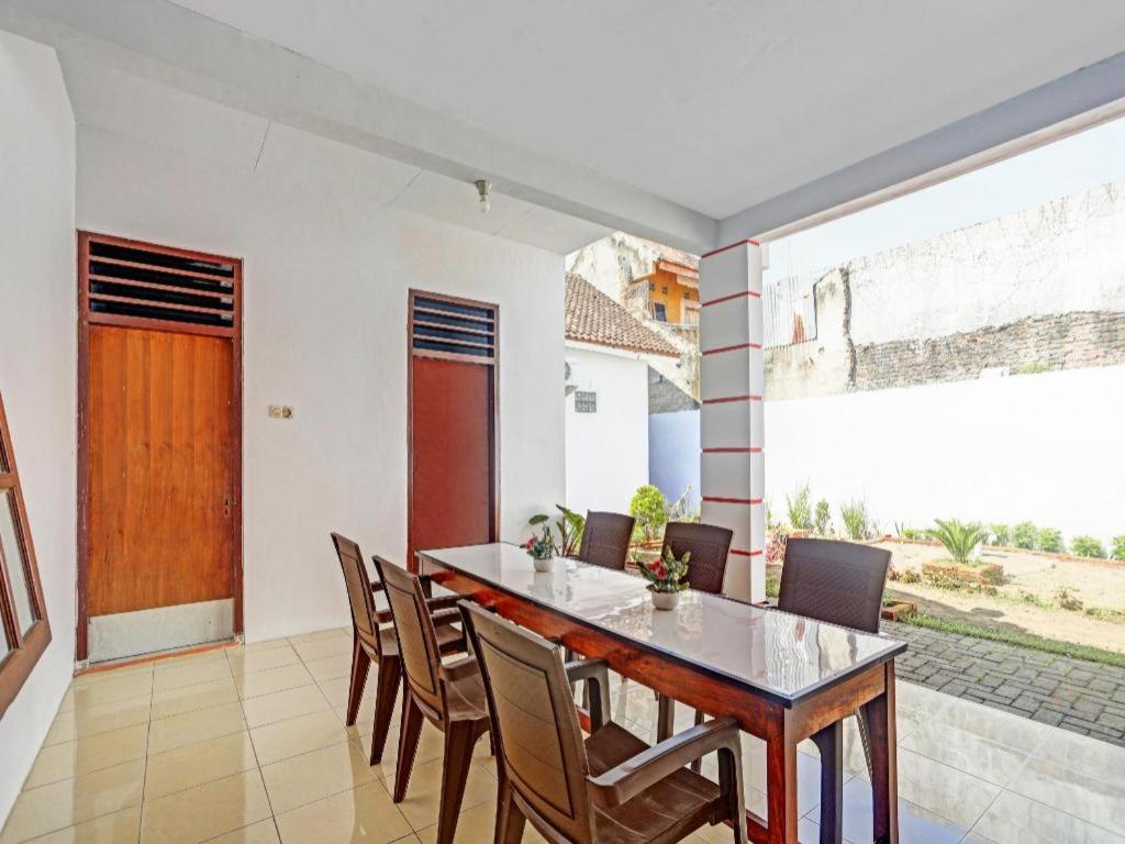 OYO 90344 Wijayanti Hotel Banyuwangi  Luaran gambar